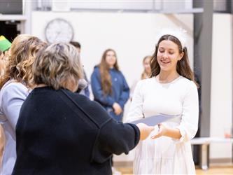 student presenting award